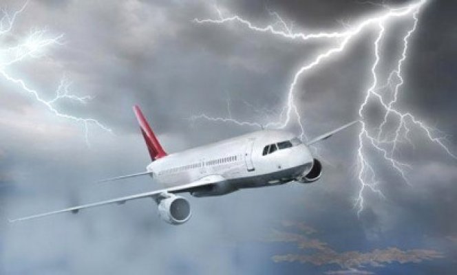 Au ajuns cu bine la sol după ce avionul cu destinaţia Bucureşti a fost lovit de fulger